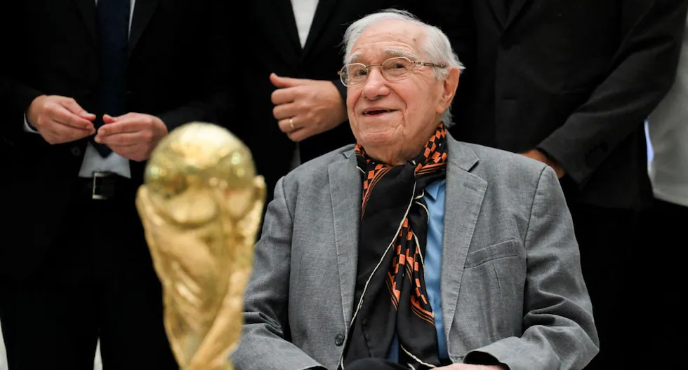 A los 91 años, el periodista con 18 Mundiales sigue escribiendo historia