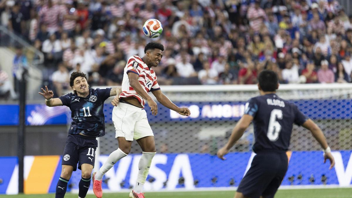 Alex Freeman brilla en debut mundialista: asistencia y defensa sólida