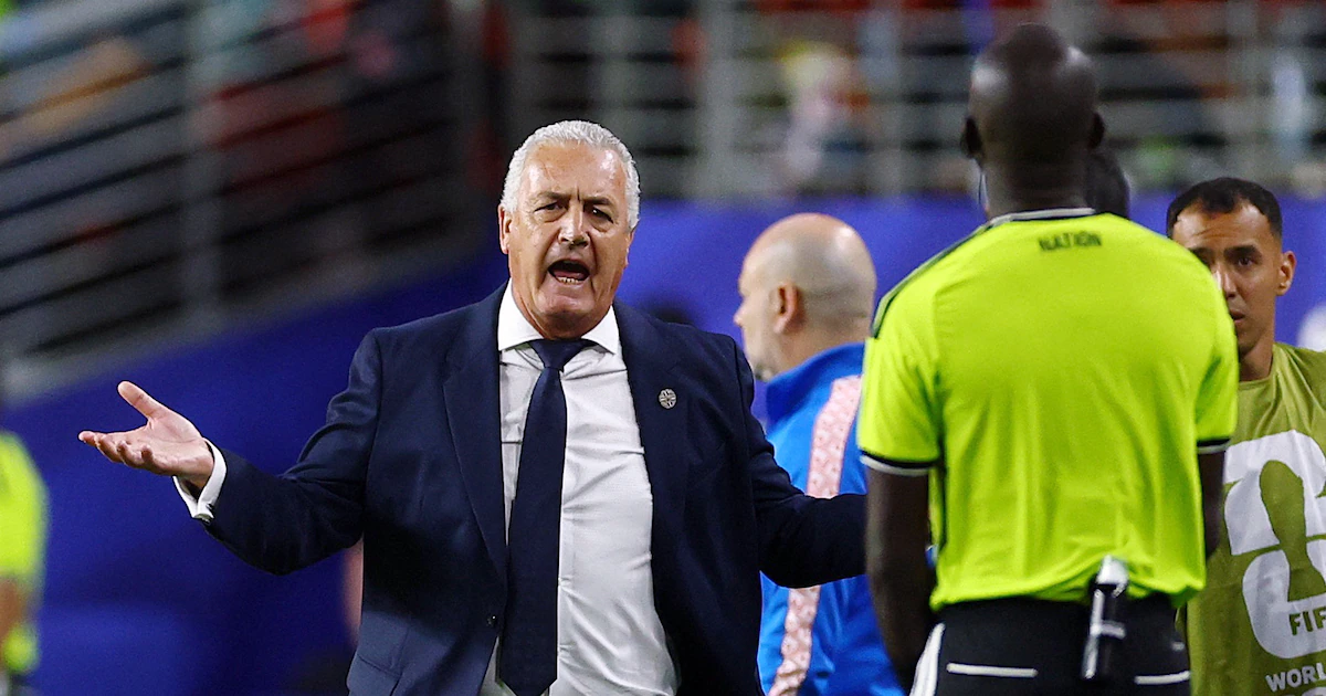 Alfaro critica reglas del Mundial tras expulsión de Almirón