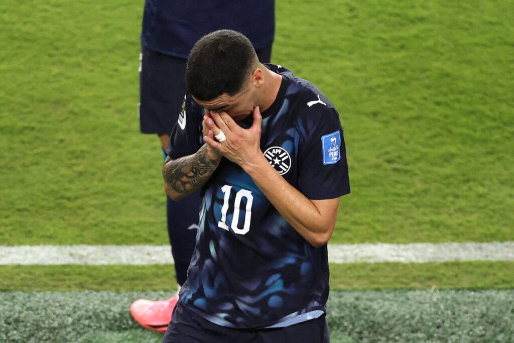 Almirón, primer expulsado por la ley "Vinícius" en el Mundial