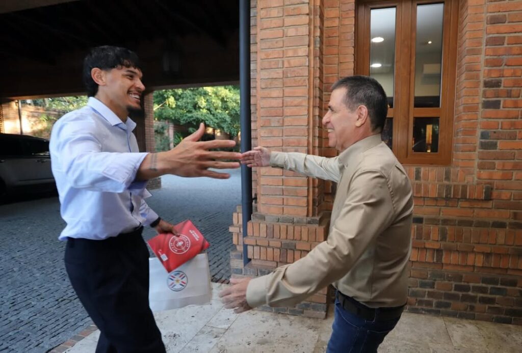Gustavo Gómez visita a Horacio Cartes antes de partir al Mundial