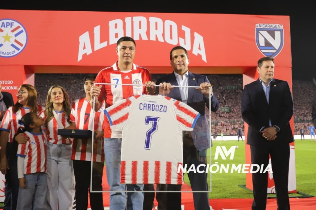 La Albirroja rinde homenaje a Óscar 'Tacuara' Cardozo
