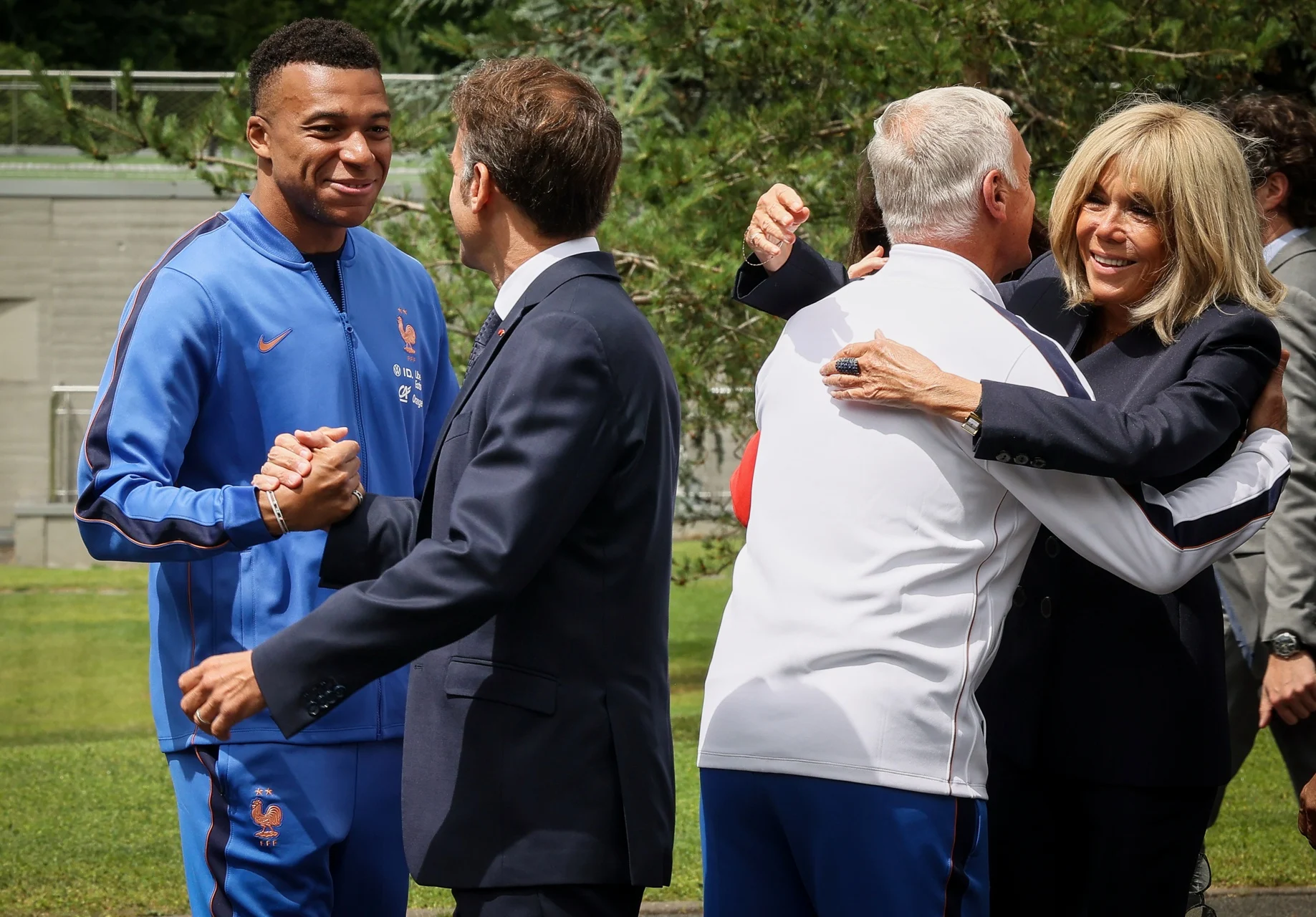 Macron visita Francia en Clairefontaine y pide enfoque total en el Mundial