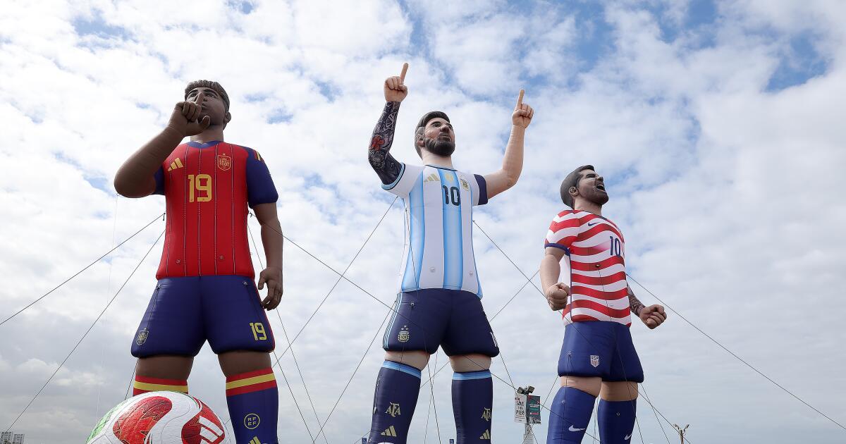 Messi, Yamal y Pulisic conquistan Santa Mónica con gigantes inflables