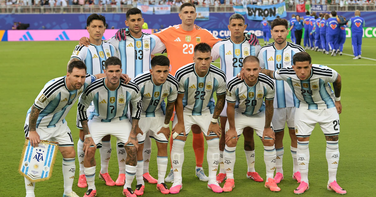 Rosa y fucsia dominan el Mundial 2026: la tendencia de color en los botines