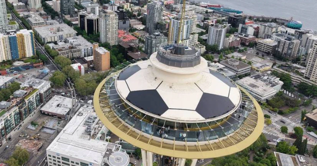 Seattle convierte su monumento icónico en balón gigante para el Mundial 2026