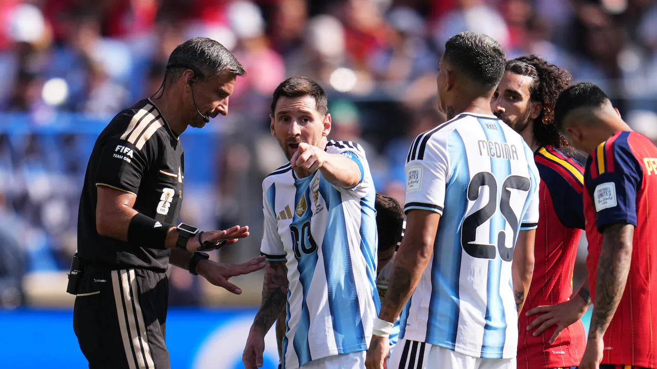 Slavko Vinčić se retira tras arbitrar la final España vs. Argentina
