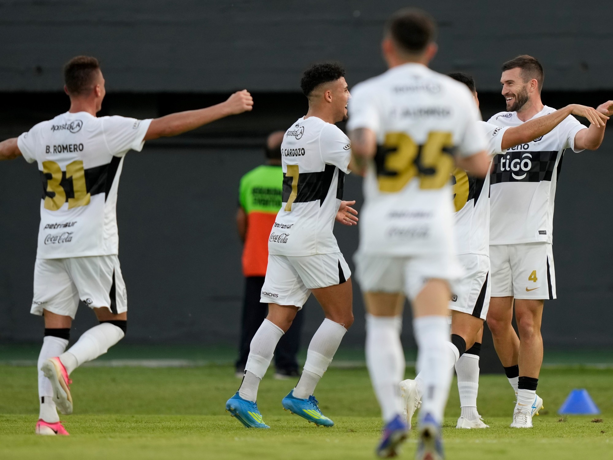Tim Payne debutó en Olimpia con gol: del Mundial a la gloria albiazul