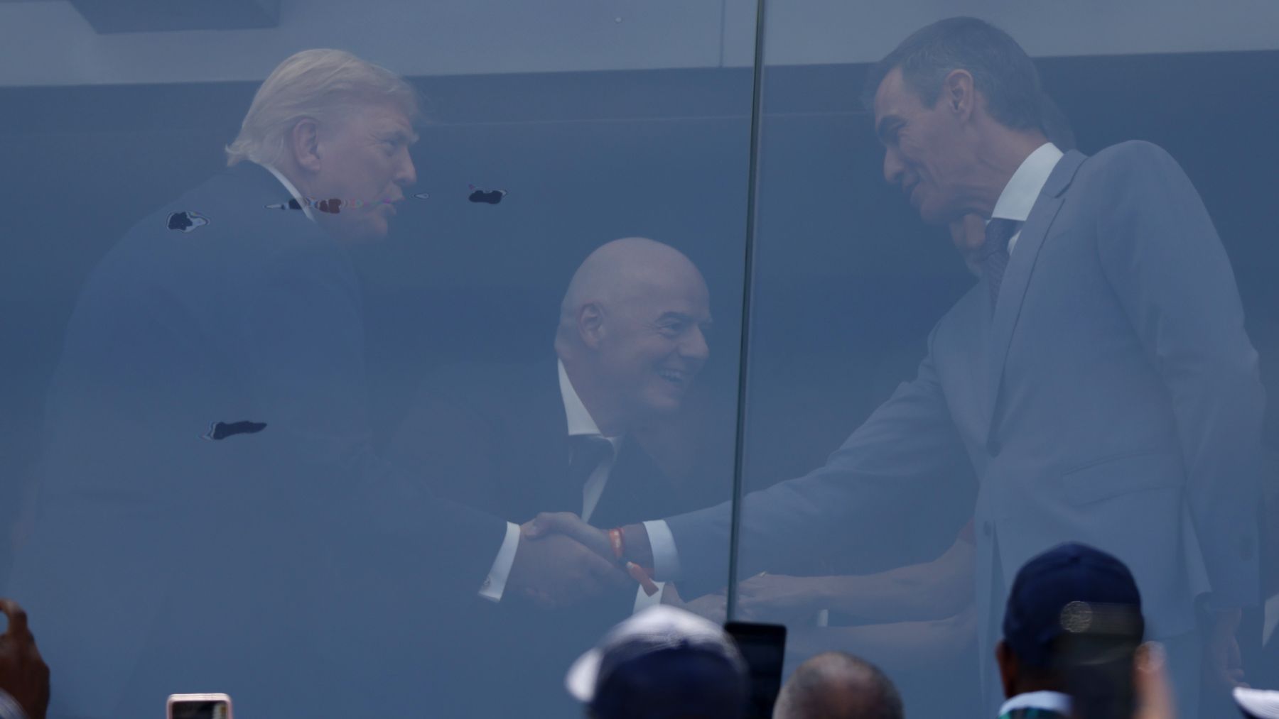 Trump y Sánchez se saludan en la final del Mundial 2026 en el MetLife